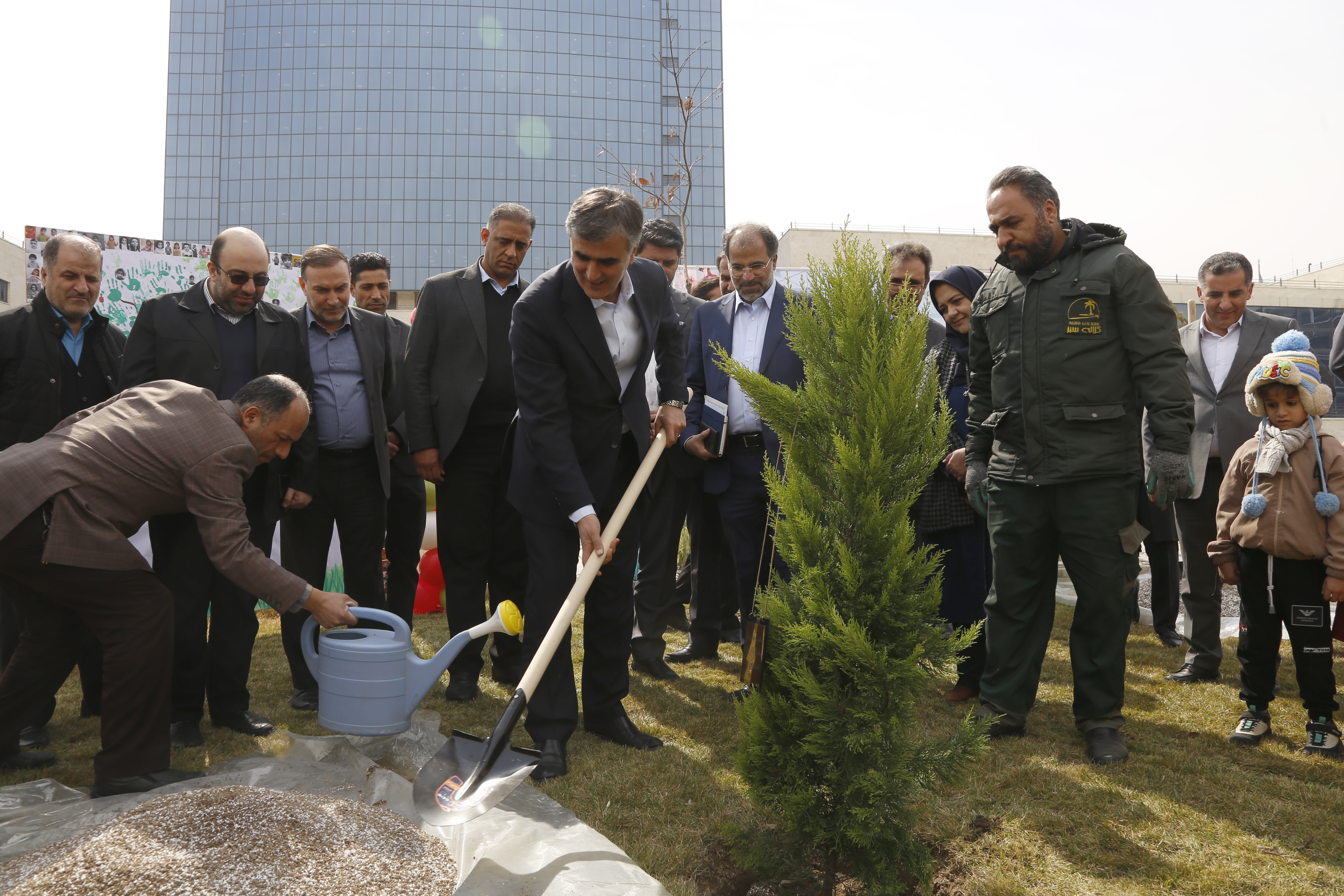 رئیس کل بانک مرکزی چند اصله نهال در محوطه این بانک غرس کرد