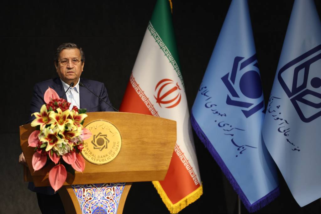 آمادگی بانک مرکزی برای عرضه ارز تا دو میلیارد دلار / تامین ۱۸ میلیارد دلار ارز در اوج تحریم‌ها/ شتاب تورم مهار شد و سناریوی فروپاشی اقتصادی شکست خورد